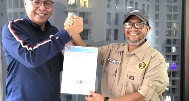 Ketua PWI Pusat, Akhmad Munir dan Ketua PWI Kepri, Saibansah Dardani. (PWI)
