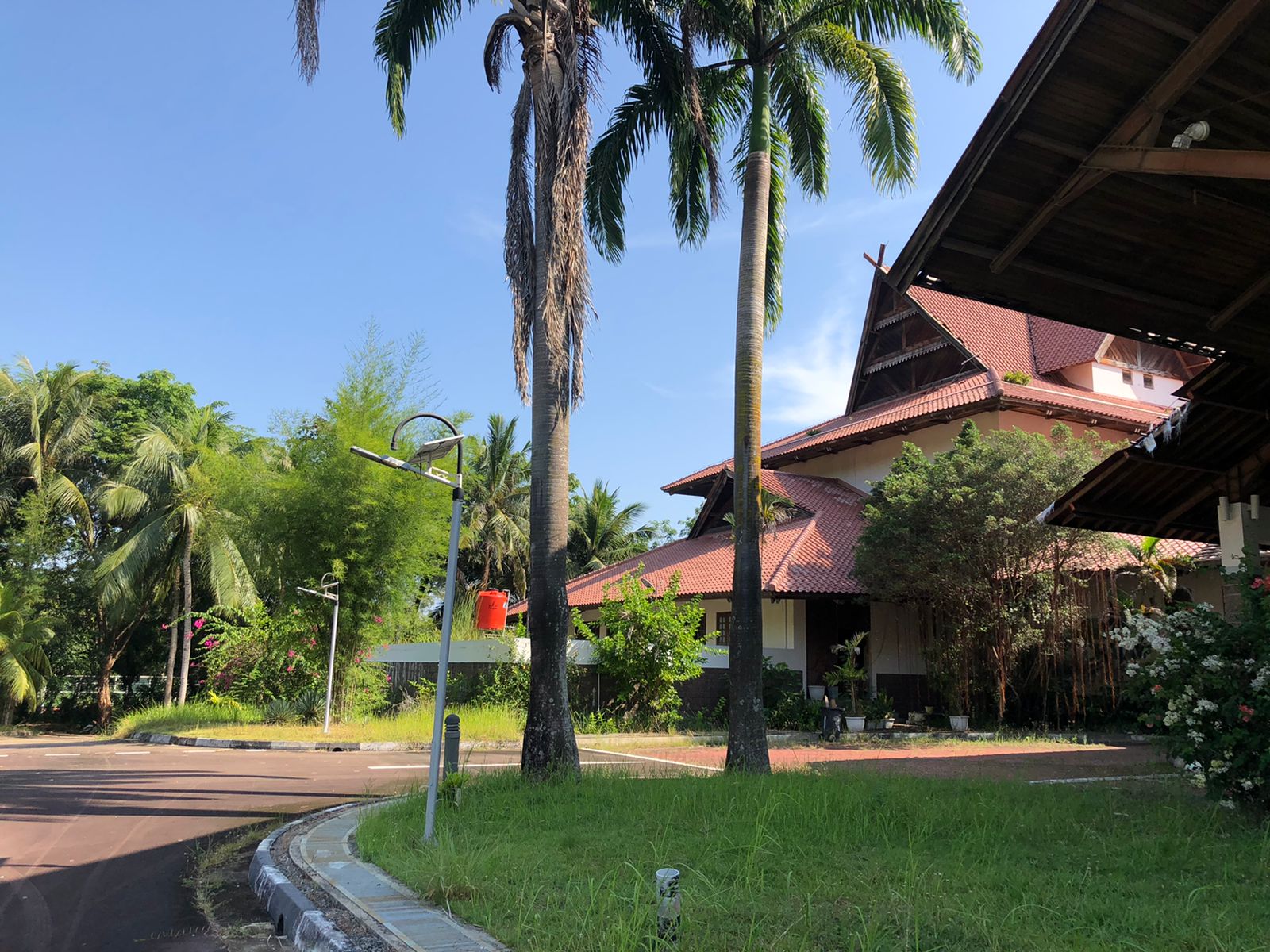 Penampakan wajah Hotel Purajaya sesaat sebelum dirobohkan.