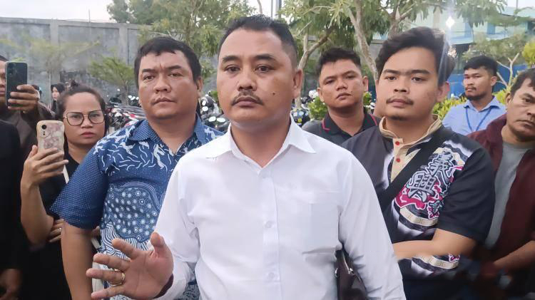 Keluarga terduga korban malpraktik, Dewi Sartika, di Rumah Sakit Awal Bros. Menuntut tanggungjawab atas kematian Dewi Sartika. (Serojanews)