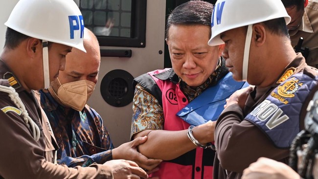 Febrie Ardiansyah, mantan Jampidsus, di hadapan penyidik.