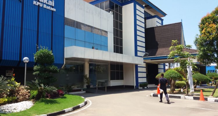 Kantor Pelayanan Umum (KPU) Bea Cukai Batam. Diduga melindungi jaringan peredaran rokok ilegal.
