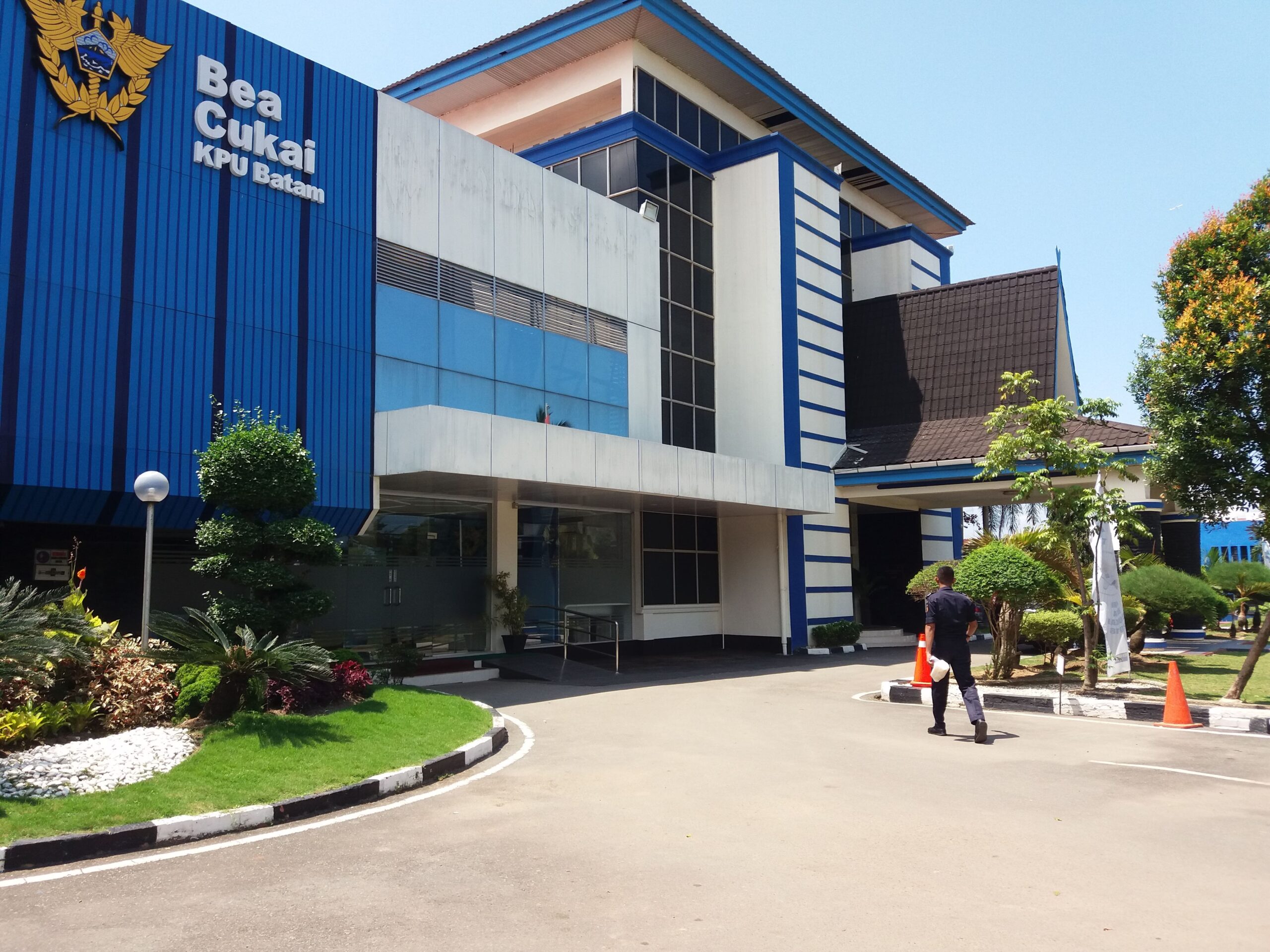 Kantor Pelayanan Umum (KPU) Bea Cukai Batam. Diduga melindungi jaringan peredaran rokok ilegal.