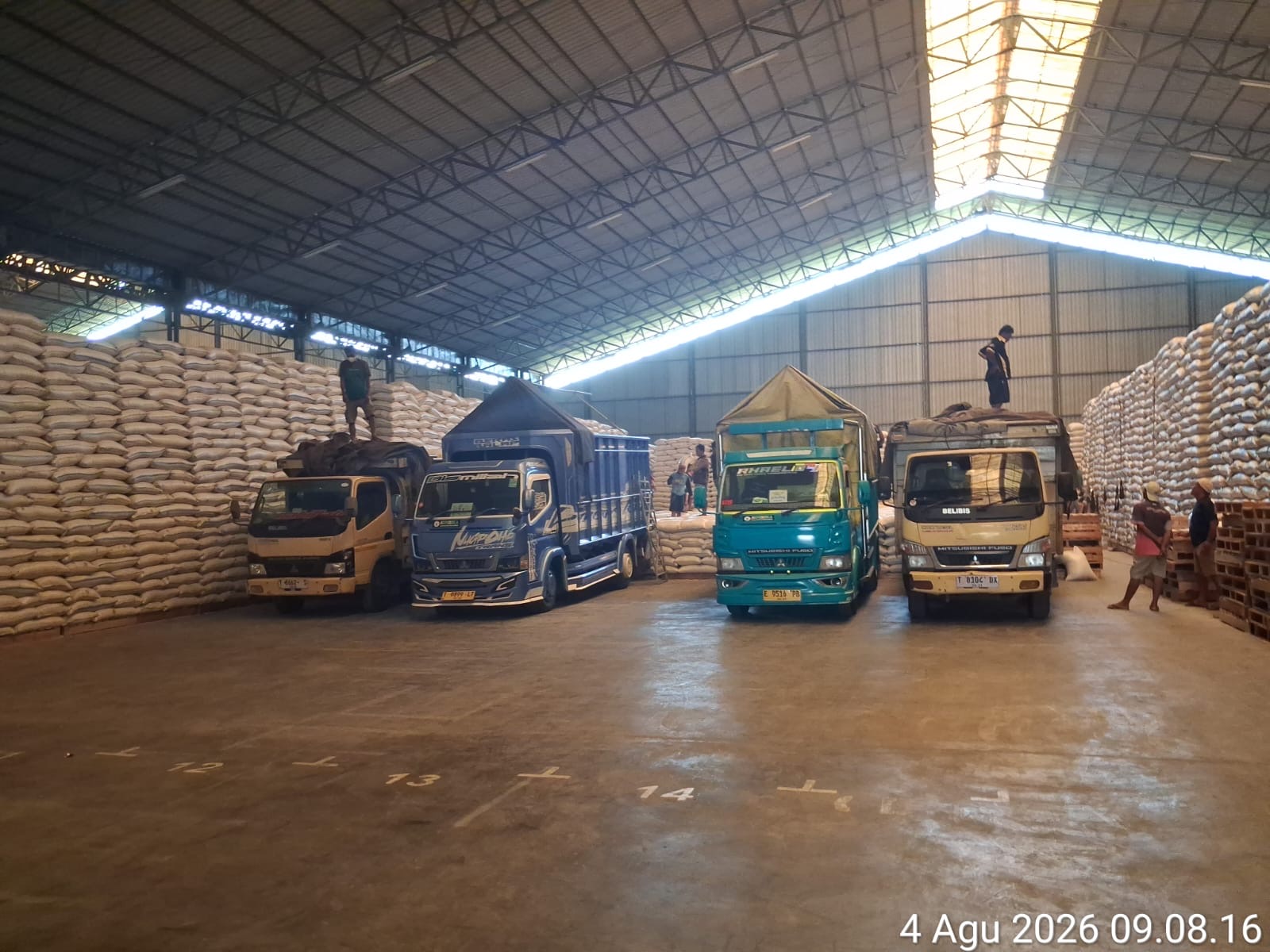 Gudang beras yang digunakan Cab Bulog Karawang.