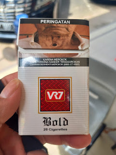 Rokok VR7 Bold, sebuah merek yang di belakangnya ada nama WL dan IWN. 