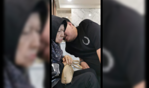 Raja Zubaidah binti Raja Hasan Anip di sisa hidupnya, bersama Rury Afriansyah, anak bungsunya yang kini mengemban tanggungjawab sebagai Direktur PT Dani Tasha Lestari.