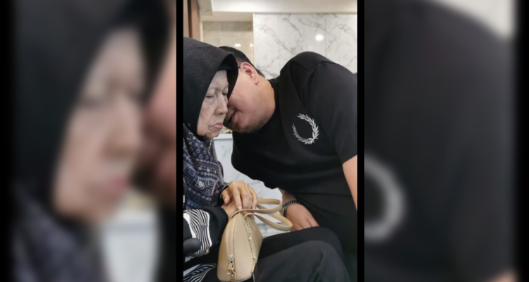 Raja Zubaidah binti Raja Hasan Anip di sisa hidupnya, bersama Rury Afriansyah, anak bungsunya yang kini mengemban tanggungjawab sebagai Direktur PT Dani Tasha Lestari.