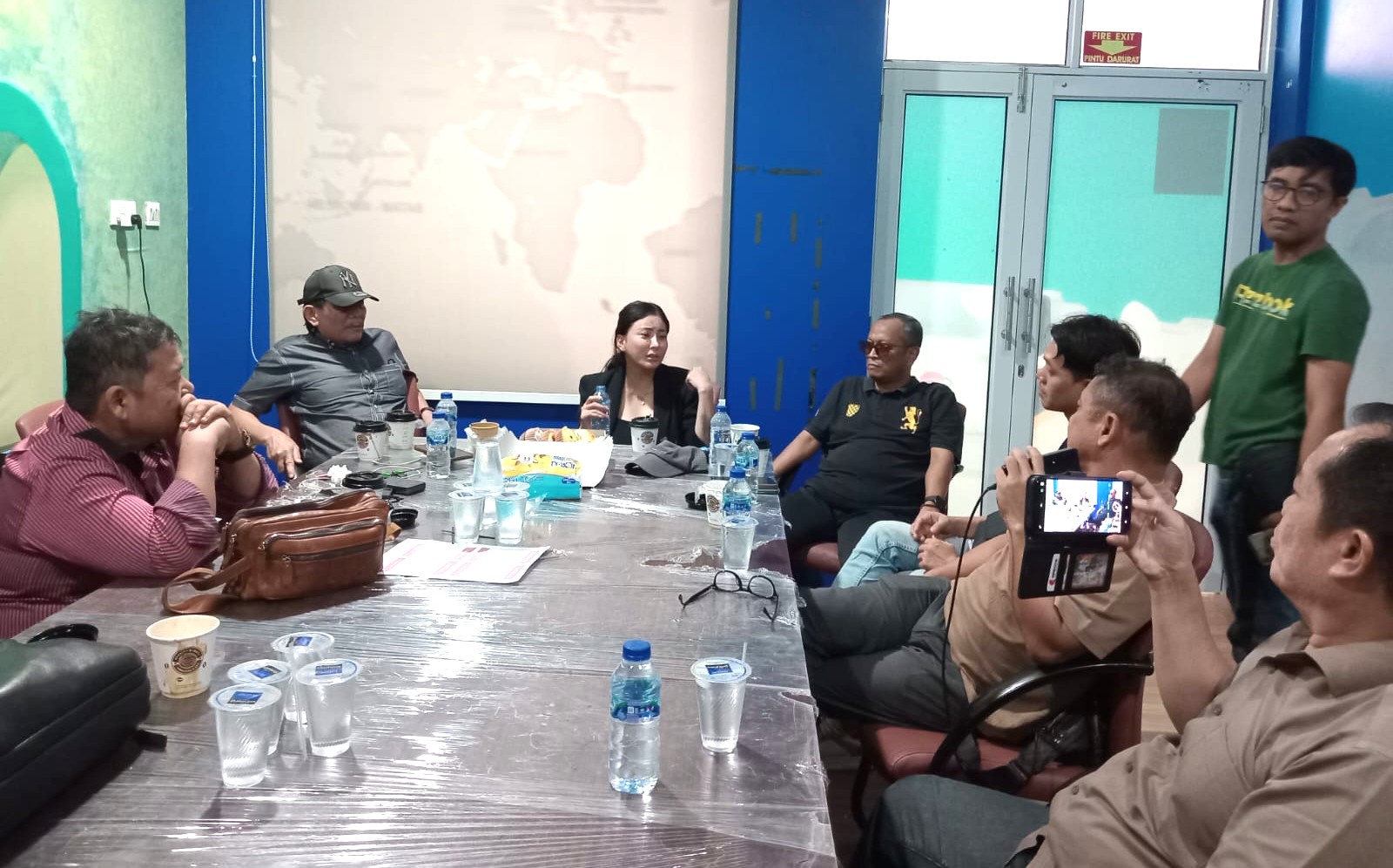Komunitas Forum Pemred dengan serius menyimak penuturan Selebgram Ayu Aulia, seputar hubungannya dengan Bupati Bintan, Robby Kurniawan, di Graha Kepri, Sabtu, 26/9/2026.