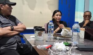 Selebgram Ayu Aulia, ketika menuturkan memory sekuntum bunga Valentine, yang dibumbui dengan air mata, di Graha PWI Kepri, Batam, Sabtu, 26/9/2026.