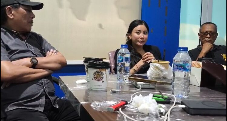 Selebgram Ayu Aulia, ketika menuturkan memory sekuntum bunga Valentine, yang dibumbui dengan air mata, di Graha PWI Kepri, Batam, Sabtu, 26/9/2026.