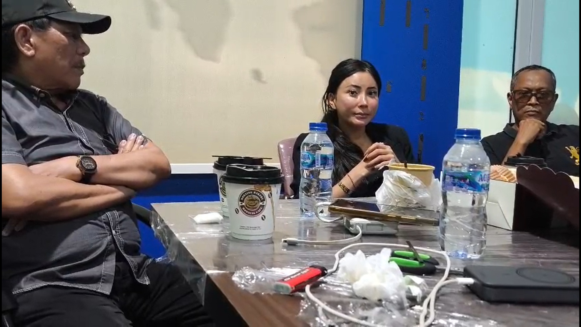 Selebgram Ayu Aulia, ketika menuturkan memory sekuntum bunga Valentine, yang dibumbui dengan air mata, di Graha PWI Kepri, Batam, Sabtu, 26/9/2026.