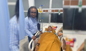 Tokoh NTT. Edo Kamaleng, SH, saat menjenguk korban peluru milik LSM Lang Laut, di Rumah Sakit Graha Hermine, Batuaji, Kota Batam, Senin, 13/9/2026.