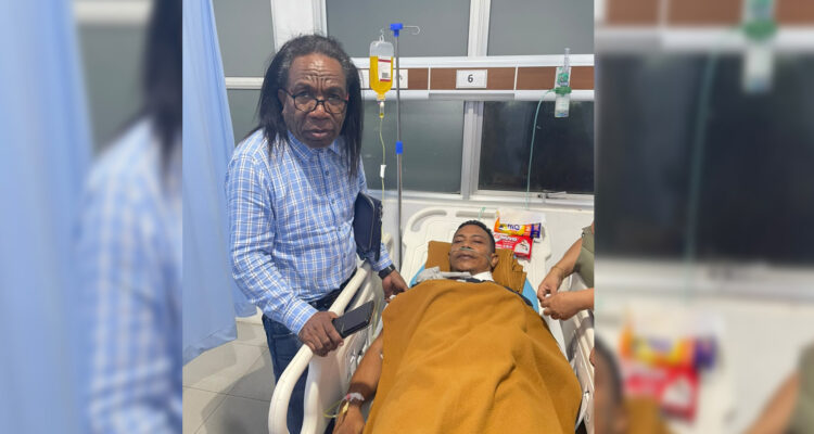 Tokoh NTT. Edo Kamaleng, SH, saat menjenguk korban peluru milik LSM Lang Laut, di Rumah Sakit Graha Hermine, Batuaji, Kota Batam, Senin, 13/9/2026.