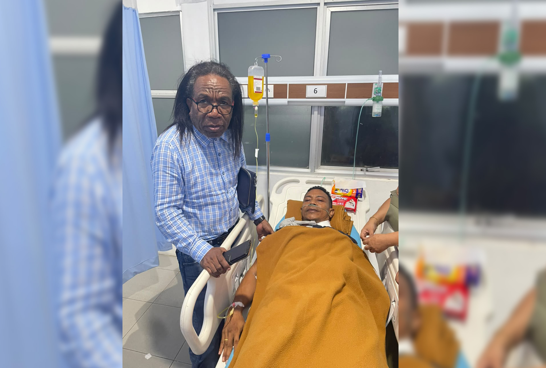 Tokoh NTT. Edo Kamaleng, SH, saat menjenguk korban peluru milik LSM Lang Laut, di Rumah Sakit Graha Hermine, Batuaji, Kota Batam, Senin, 13/9/2026.