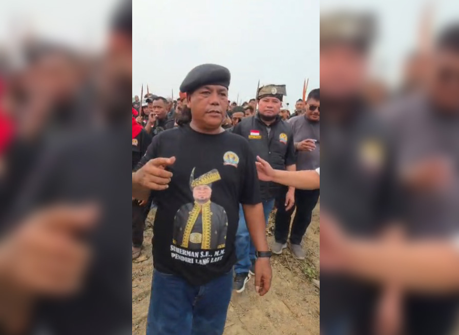 Ketua LSM Lang Laut, Suherman (kanan) dan Komandan Satgas Lang Laut.