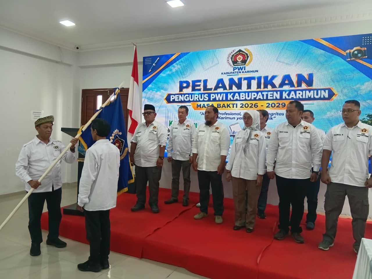 Ketua PWI Kepri, Saibansah Dardani, melantik Pengurus PWI Kabupaten Karimun di bawah kepemimpinan Riadi, Selasa, 29 September 2026.