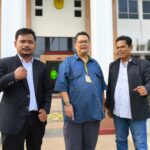 Penasehat Hukum (PH) PT DTL, Zulkifli, SH (kiri) dan Marulak Simanjuntak, SH (kanan) mengapit prinsipal Direktur PT DTL, Rury Afriansyah, usai mengikuti sidang di PN Batam, Selasa, 1/9/2026.