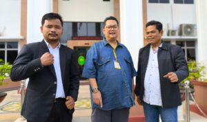 Penasehat Hukum (PH) PT DTL, Zulkifli, SH (kiri) dan Marulak Simanjuntak, SH (kanan) mengapit prinsipal Direktur PT DTL, Rury Afriansyah, usai mengikuti sidang di PN Batam, Selasa, 1/9/2026.