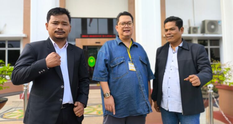Penasehat Hukum (PH) PT DTL, Zulkifli, SH (kiri) dan Marulak Simanjuntak, SH (kanan) mengapit prinsipal Direktur PT DTL, Rury Afriansyah, usai mengikuti sidang di PN Batam, Selasa, 1/9/2026.