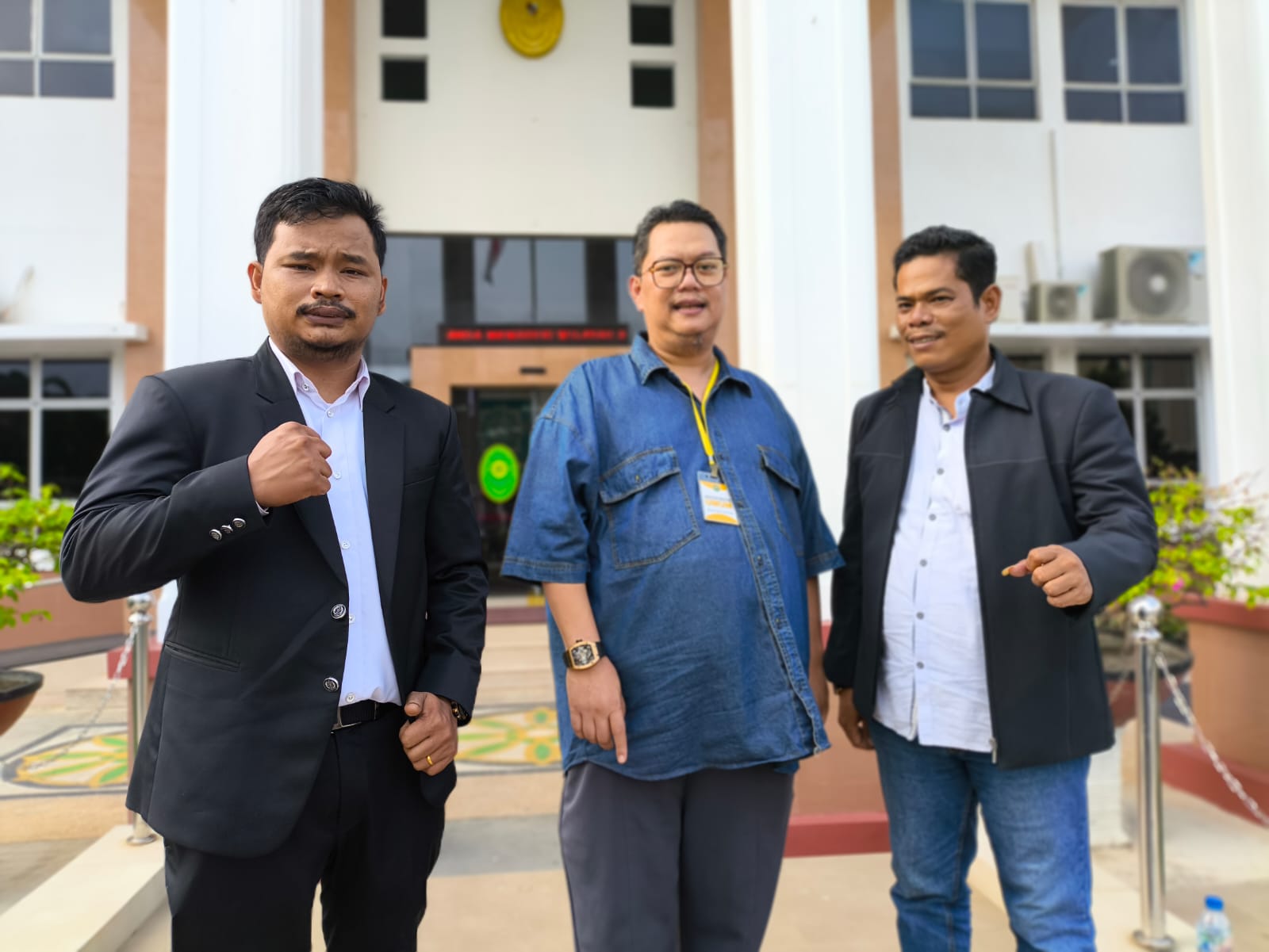 Penasehat Hukum (PH) PT DTL, Zulkifli, SH (kiri) dan Marulak Simanjuntak, SH (kanan) mengapit prinsipal Direktur PT DTL, Rury Afriansyah, usai mengikuti sidang di PN Batam, Selasa, 1/9/2026.