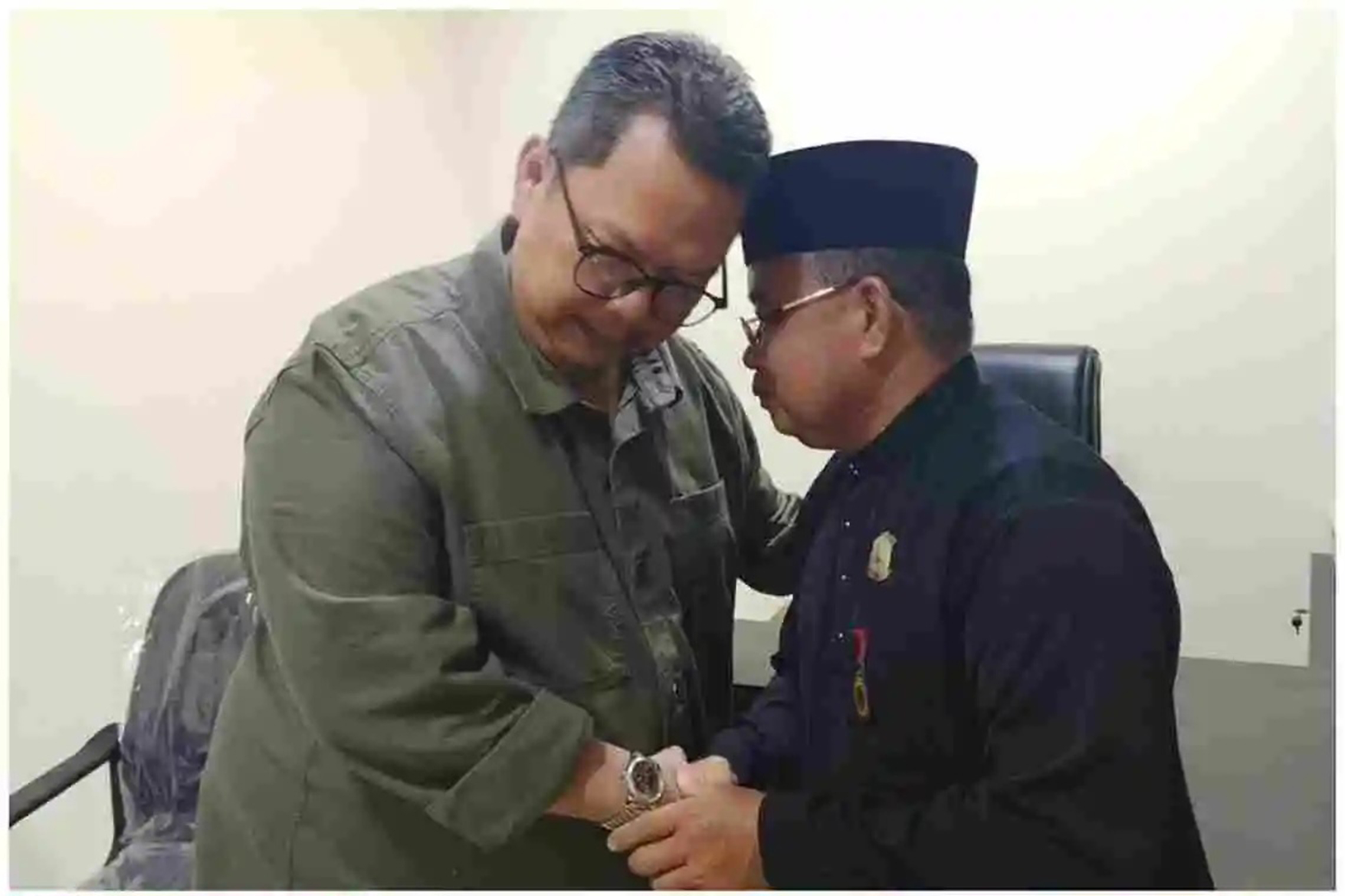 Panglima Utama Majelis Rakyat Kepri, Megat Rury Afriansyah (kiri) bersama Dato' Seri Setia Utama H. Raja Al Hafiz Raja Ismail.