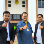 Zulkifli, SH (kiri) dan Jhon Frankim Marulak Simanjuntak, (kanan) Penasihat Hukum PT Dani Tasha Lestari, bersama Rury Afriansyah, Direktur PT DTL, usai mengikuti persidangan di PN Batam, beberapa waktu lalu.