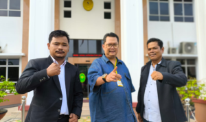 Zulkifli, SH (kiri) dan Jhon Frankim Marulak Simanjuntak, (kanan) Penasihat Hukum PT Dani Tasha Lestari, bersama Rury Afriansyah, Direktur PT DTL, usai mengikuti persidangan di PN Batam, beberapa waktu lalu.