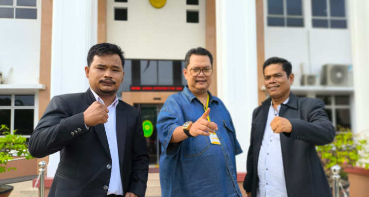 Zulkifli, SH (kiri) dan Jhon Frankim Marulak Simanjuntak, (kanan) Penasihat Hukum PT Dani Tasha Lestari, bersama Rury Afriansyah, Direktur PT DTL, usai mengikuti persidangan di PN Batam, beberapa waktu lalu.
