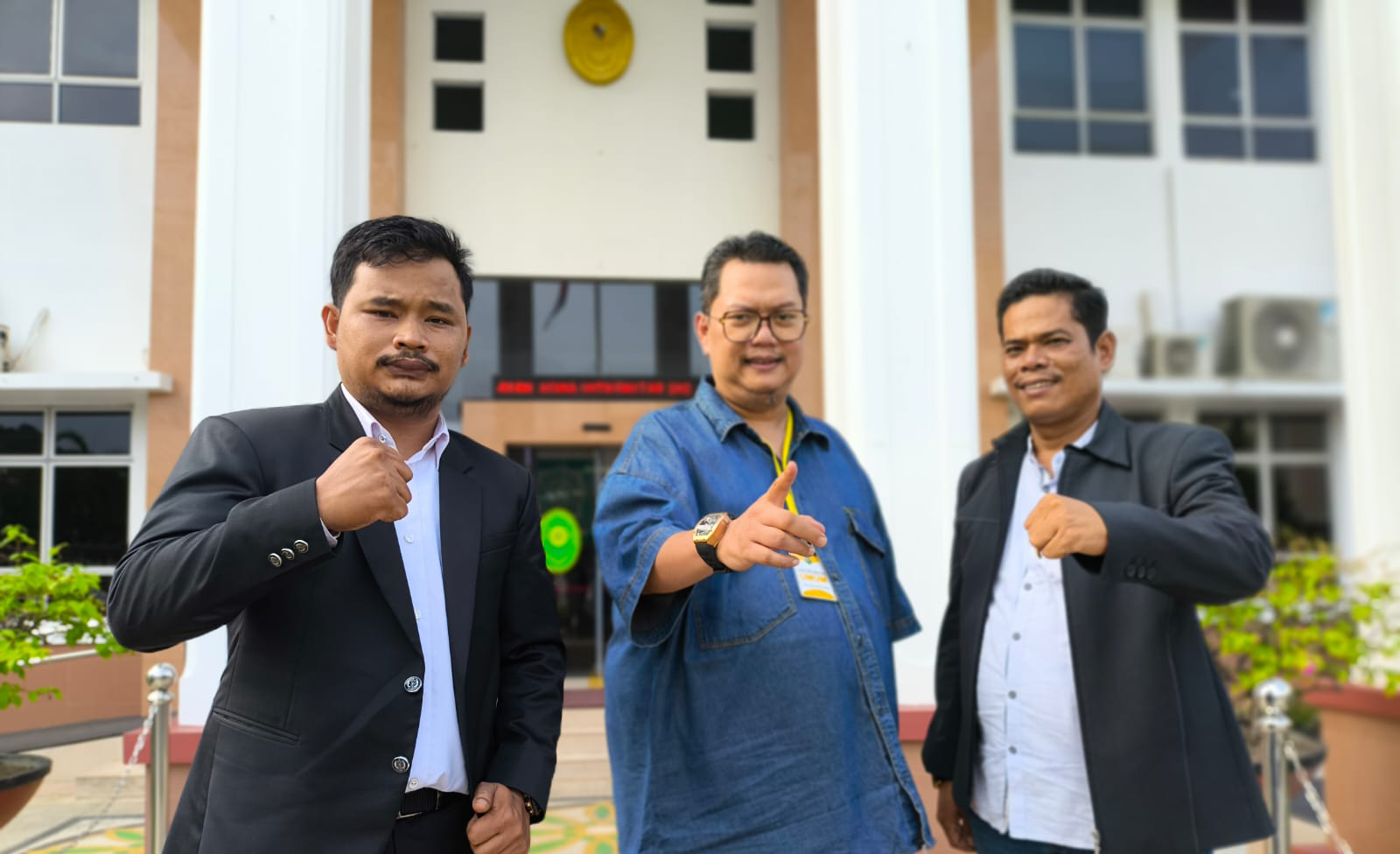 Zulkifli, SH (kiri) dan Jhon Frankim Marulak Simanjuntak, (kanan) Penasihat Hukum PT Dani Tasha Lestari, bersama Rury Afriansyah, Direktur PT DTL, usai mengikuti persidangan di PN Batam, beberapa waktu lalu.