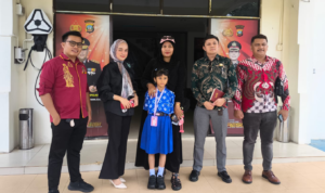 Wenni Febrianty alias Rubby, 37 tahun, (tengah) bersama Zahra (8 tahun) didampingi para pengacara dari Advokat dari Law Firm DRS & Partners, saat di Polsek Bengkong, Kamis, 10/9/2026.