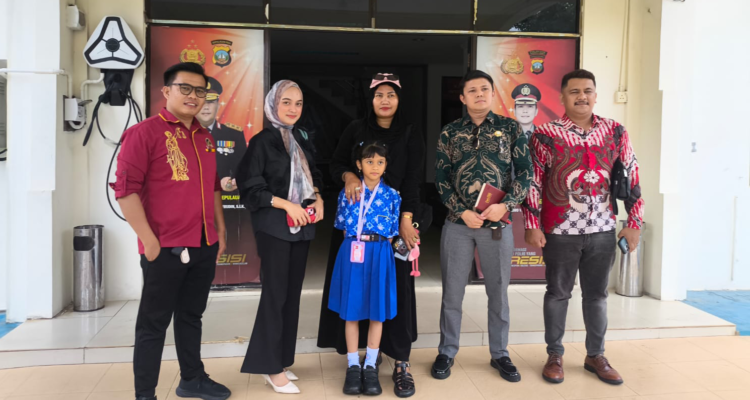 Wenni Febrianty alias Rubby, 37 tahun, (tengah) bersama Zahra (8 tahun) didampingi para pengacara dari Advokat dari Law Firm DRS & Partners, saat di Polsek Bengkong, Kamis, 10/9/2026.