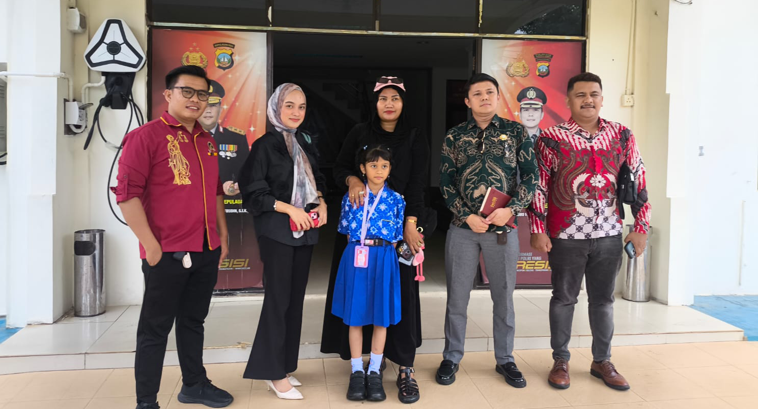 Wenni Febrianty alias Rubby, 37 tahun, (tengah) bersama Zahra (8 tahun) didampingi para pengacara dari Advokat dari Law Firm DRS & Partners, saat di Polsek Bengkong, Kamis, 10/9/2026.