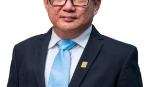 Dirut PT PLN Batam, Kwin Fo, yang merupakan adik kandung Wakil Wali Kota Batam, Li Claudia Chandra, yand dinilai tidak kapabel memimpin PT PLN Batam.
