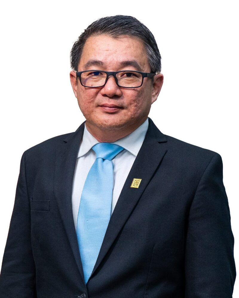 Dirut PT PLN Batam, Kwin Fo, yang merupakan adik kandung Wakil Wali Kota Batam, Li Claudia Chandra, yand dinilai tidak kapabel memimpin PT PLN Batam.