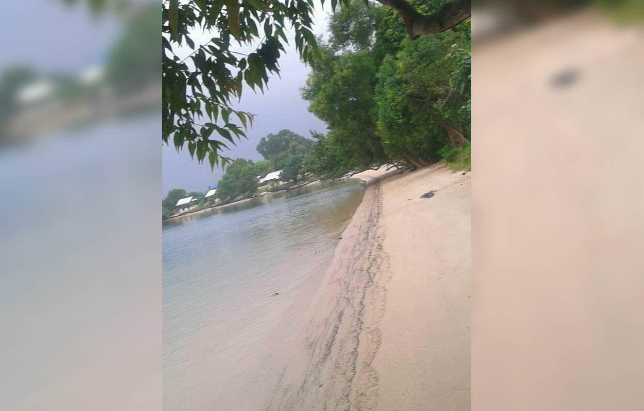 Pantai Zore, tidak jauh dari pelabuhan tempat muat barang yang diduga rokok ilegal dan diangkut ke berbagai wilayah di Sumatera. 