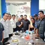 Kepala Dinas Komunikasi dan Informatika (Kadiskominfo) Provinsi Kepulauan Riau (Kepri) Hendri Kurniadi (tengah) salam komando bersama Ketua PWI Kepri, Saibansah Dardani dan diapit oleh sejumlah anggota Forum Pemred dan PWI, Rabu, 30/9/2026.
