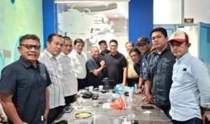 Kepala Dinas Komunikasi dan Informatika (Kadiskominfo) Provinsi Kepulauan Riau (Kepri) Hendri Kurniadi (tengah) salam komando bersama Ketua PWI Kepri, Saibansah Dardani dan diapit oleh sejumlah anggota Forum Pemred dan PWI, Rabu, 30/9/2026.