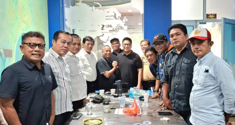 Kepala Dinas Komunikasi dan Informatika (Kadiskominfo) Provinsi Kepulauan Riau (Kepri) Hendri Kurniadi (tengah) salam komando bersama Ketua PWI Kepri, Saibansah Dardani dan diapit oleh sejumlah anggota Forum Pemred dan PWI, Rabu, 30/9/2026.