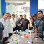 Kepala Dinas Komunikasi dan Informatika (Kadiskominfo) Provinsi Kepulauan Riau (Kepri) Hendri Kurniadi (tengah) salam komando bersama Ketua PWI Kepri, Saibansah Dardani dan diapit oleh sejumlah anggota Forum Pemred dan PWI, Rabu, 30/9/2026.