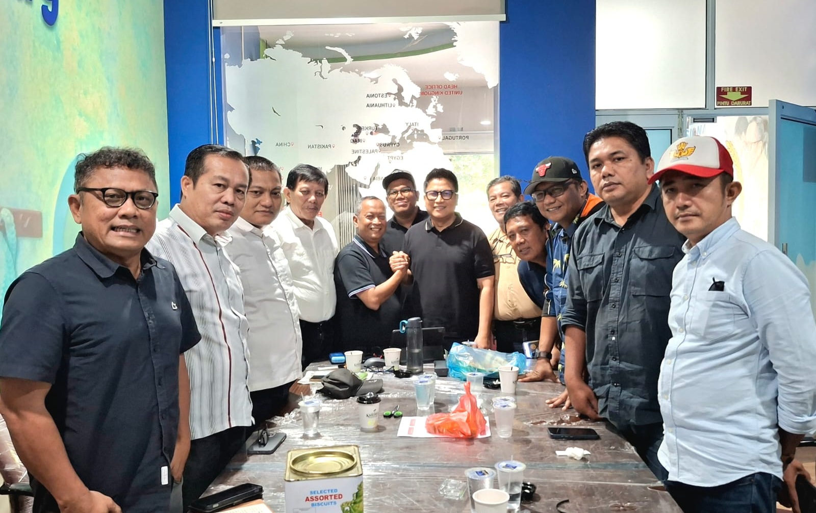 Kepala Dinas Komunikasi dan Informatika (Kadiskominfo) Provinsi Kepulauan Riau (Kepri) Hendri Kurniadi (tengah) salam komando bersama Ketua PWI Kepri, Saibansah Dardani dan diapit oleh sejumlah anggota Forum Pemred dan PWI, Rabu, 30/9/2026.