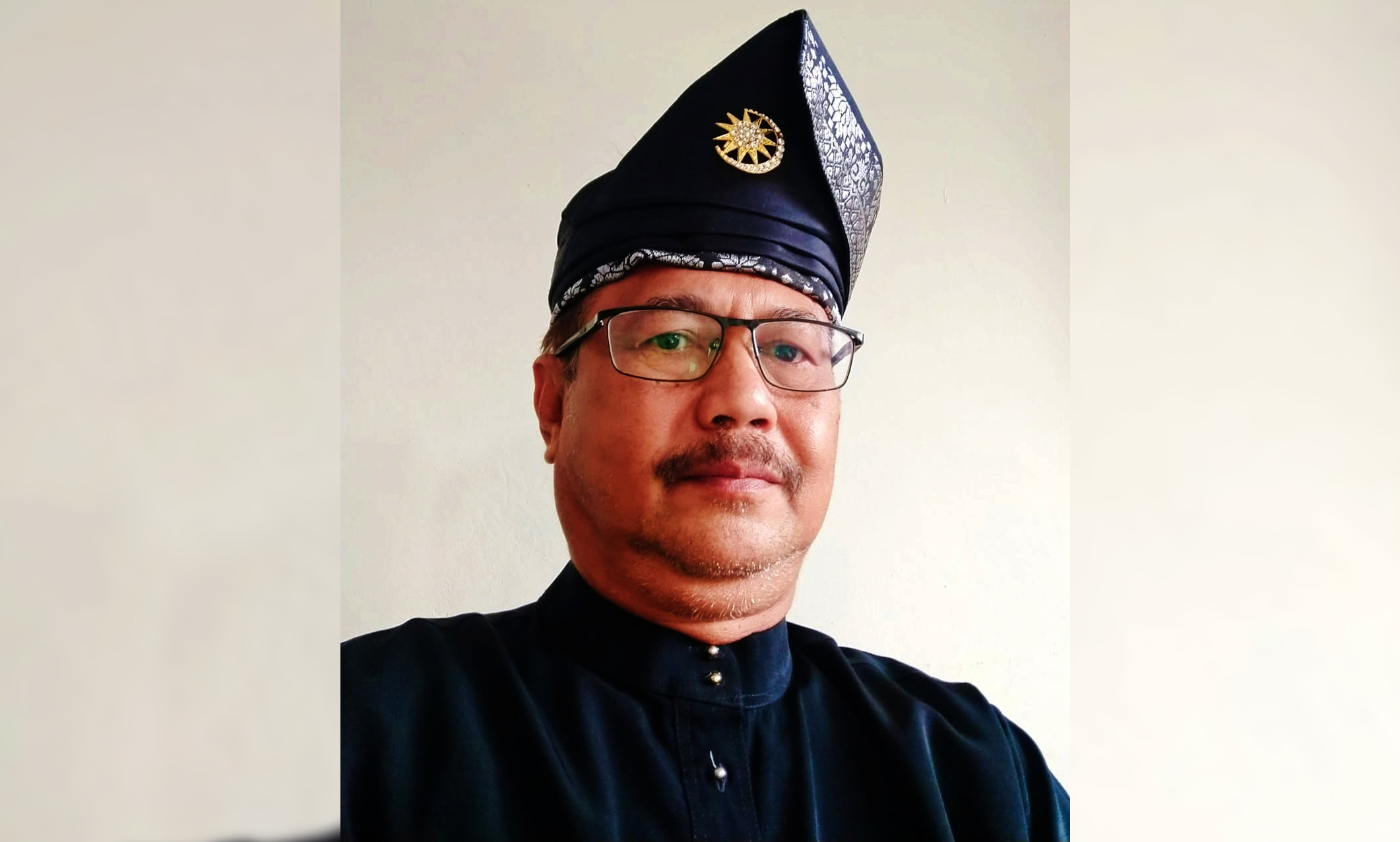 Assosiate Profesor Universias Maritim Raja Ali Haji (UMRAH) Dr Drs Muhammad Syuzairi SSos, MSi.